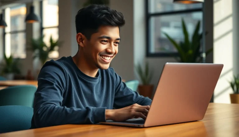 Jeune créateur de contenu concentré dans un coworking moderne travaillant sur TikTok en 2025